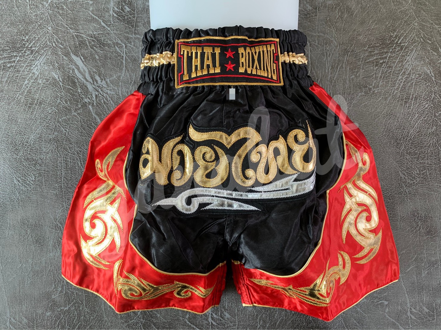 กางเกงมวย กางเกงมวยไทย ปักลายกนกทอง ไซส์ผู้ใหญ่ ผ้าซาติน Kick Boxing Shorts ไซส์ M-XXXL สีแดง