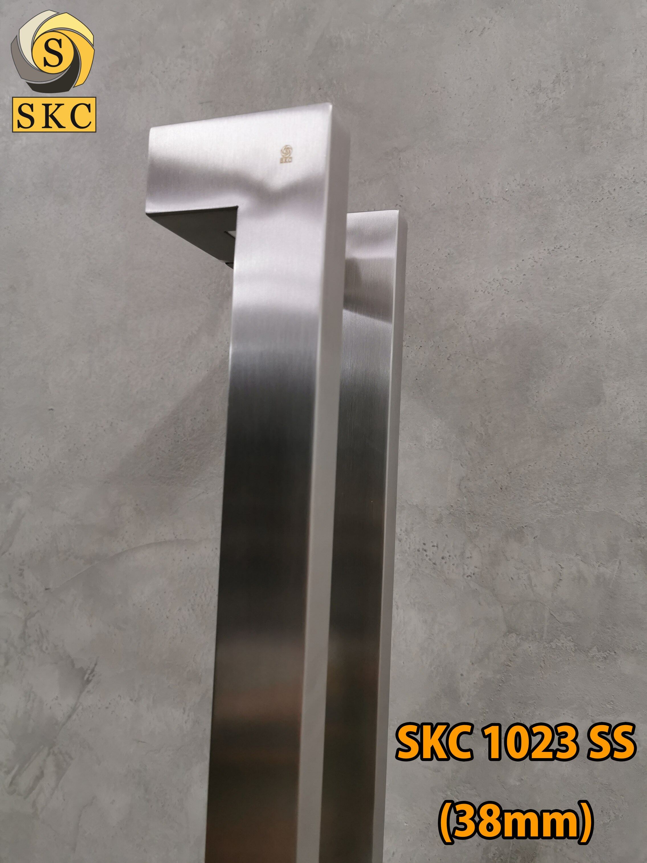 มือจับประตู SKC 1023 (38) ยาว 1.20 มือจับ ประตู อลูมิเนียม ประตูไม้ กระจก สี สเตนเลส สีดำ สี สีสเตนเลสด้าน