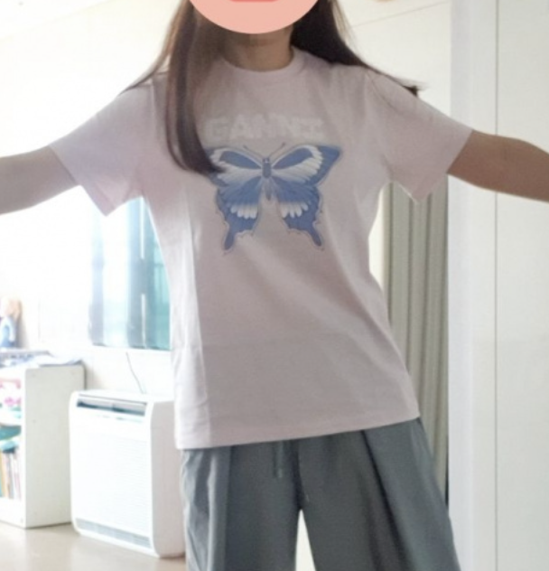 Ganni เสื้อยืดสีชมพู ลายผีเสื้อ รุ่น Women's Butterfly Print