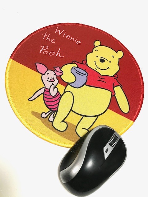 แผ่นรองเมาส์  แผ่นรองเม้าส์  ลายการ์ตูน   หมีพูห์  ( Winnie  the  pooh )   ขนาด 23 cm   สวยงาม   ผลิตจากวัสดุ อย่างดี   by  PMY SHOP