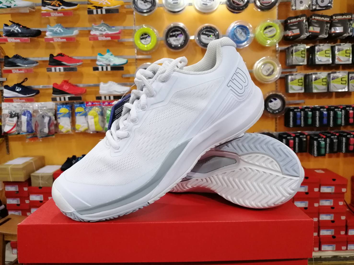 รองเท้าเทนนิสรุ่นใหม่จาก Wilson Rush Pro 3.5  ผู้หญิงสีขาวเริ่มที่ เบอร์ US 6.5-9.5) ราคา 3,300  บาท