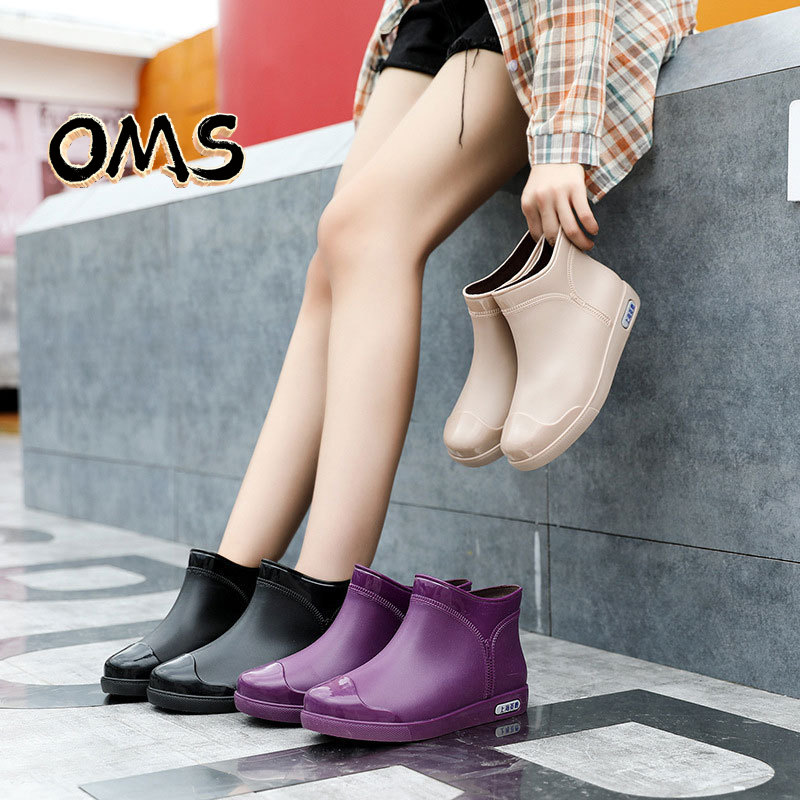 OMS รองเท้าบูทกันฝน รองเท้าบูทสั้นแฟชั่นสไตล์เกาหลี รองเท้าบูทยางกันน้ำ กันฝน เบา นุ่ม สวมใส่สบายไม่กัดเท้า[คุณภาพสูง]