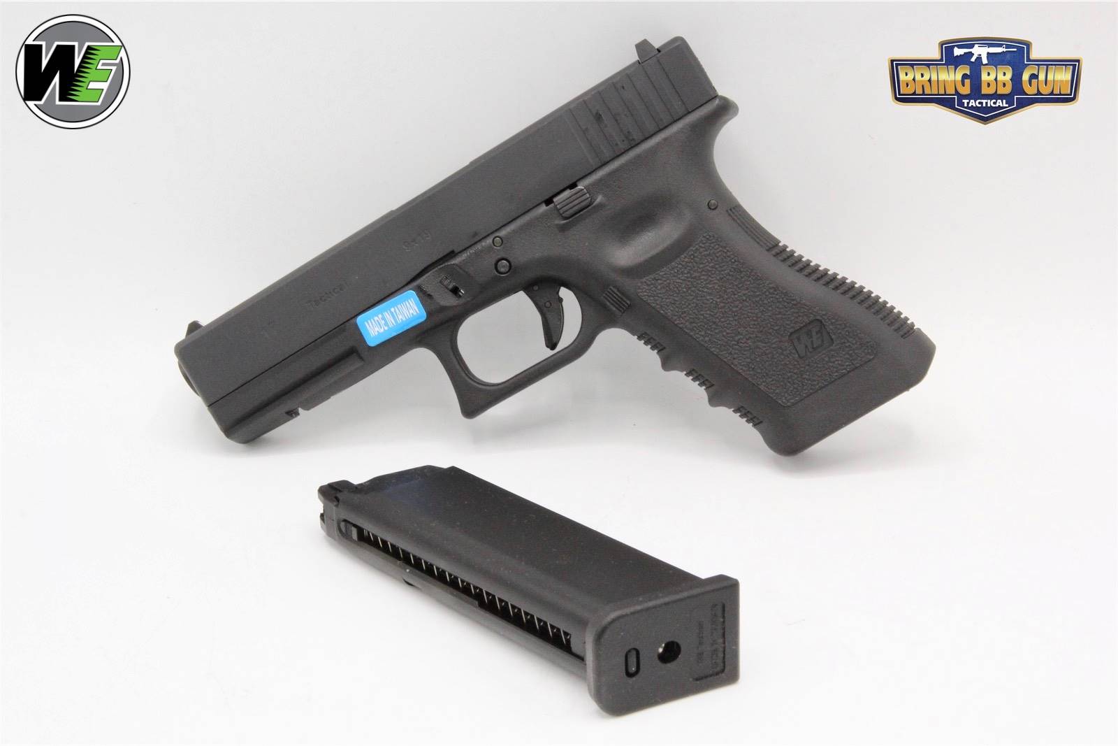 บีบีกัน ยี่ห้อWe รุ่น Glock17 Gen3 ปืนสั้นอัดแก๊สยี่ห้อ WE ผลิตจากประเทศไต้หวัน ตัวปืนแข็งแรงทนทาน ระบบโบลวแบ๊ค (ทำงานคล้ายปืนจริง) ลูกกระสุนหมดปืนจะค้างสไลต์ สามารถรองรับแก็สแรงได้ ความแรง 300+(ขึ้นอยู่กับความแรงของแก๊สที่ใช้)