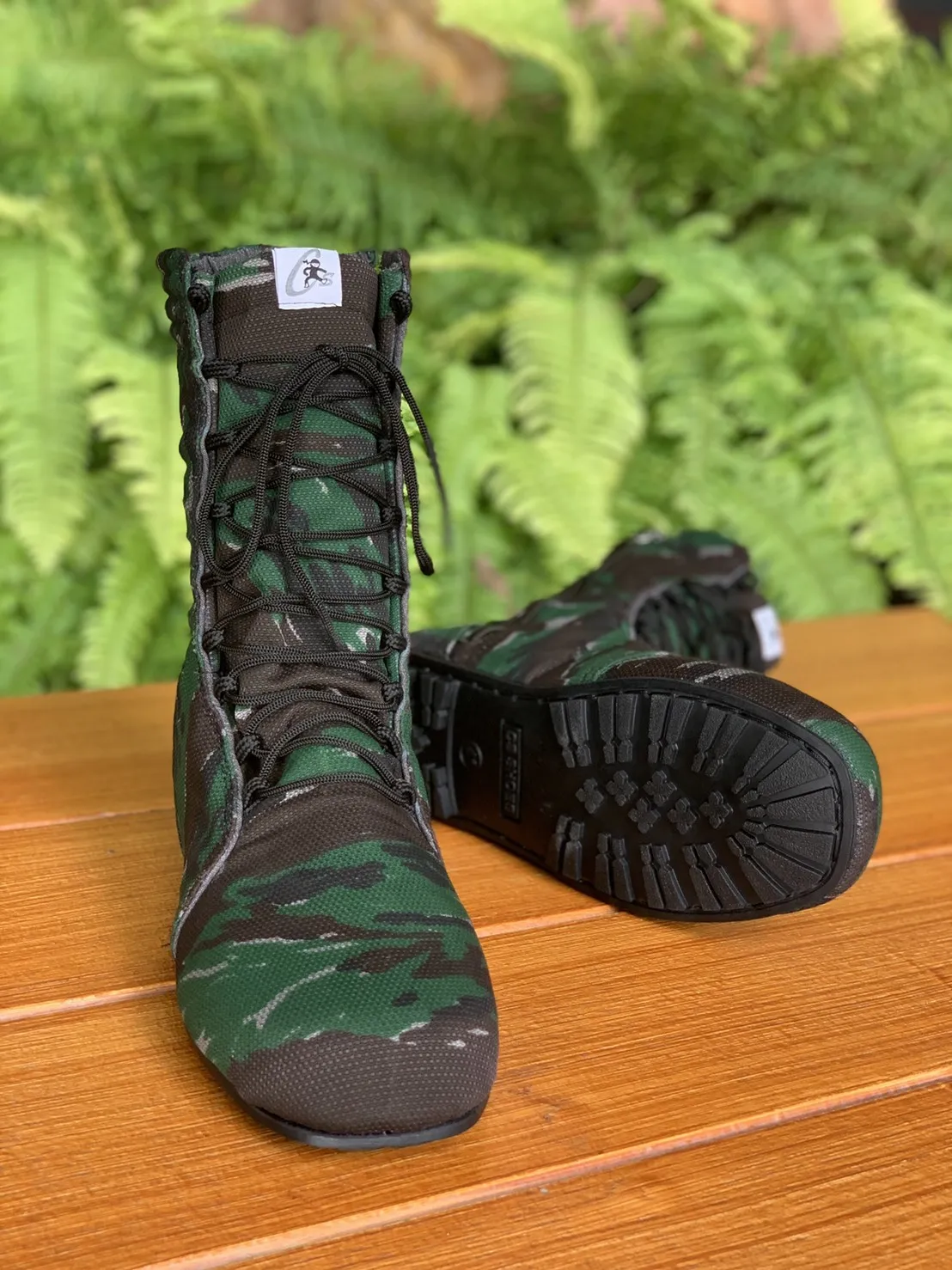 รองเท้าพื้นยางดำ รุ่น CS2006 ใส่ง่ายด้วยซิปข้าง รองเท้าบูทสูง รองเท้าหุ้มข้อสูง รองเท้าเดินป่า รองเท้าลุยโคลน รองเท้าใส่ท่องเที่ยงเชิงนิเวศน์ พื้นรองเท้าเป็นยางพาราคุณภาพดี ยึดเกาะทุกสภาพพื้นผิว เชือกไขว้ รัดกระชับหน้าแข้ง ทำให้คล่องตัวขณะเดิน (ส่งฟรี)