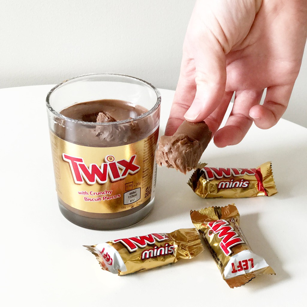 Twix Bread Spread with Crunchy Biscuit Pieces ทวิกซ์ ช็อกโกแลตสเปรด ทวิกซ์ เบรด สเปรดทาขนมปัง200 G