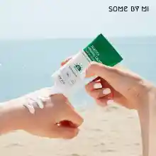 ภาพขนาดย่อของภาพหน้าปกสินค้าสูตรใหม่  กันแดดลดสิว SOME BY MI UV Tra Mineral Calming Tone-up Sam SPF50+ PA++++ 50 ml จากร้าน Evalavie.cosmetics บน Lazada ภาพที่ 5