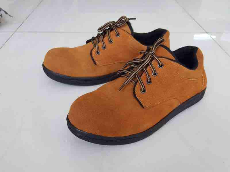 รองเท้าเซฟตี้หัวเหล็กแบบสปอร์ต น้ำหนักเบา พื้นเย็บรอบ ราคา 450 บาท