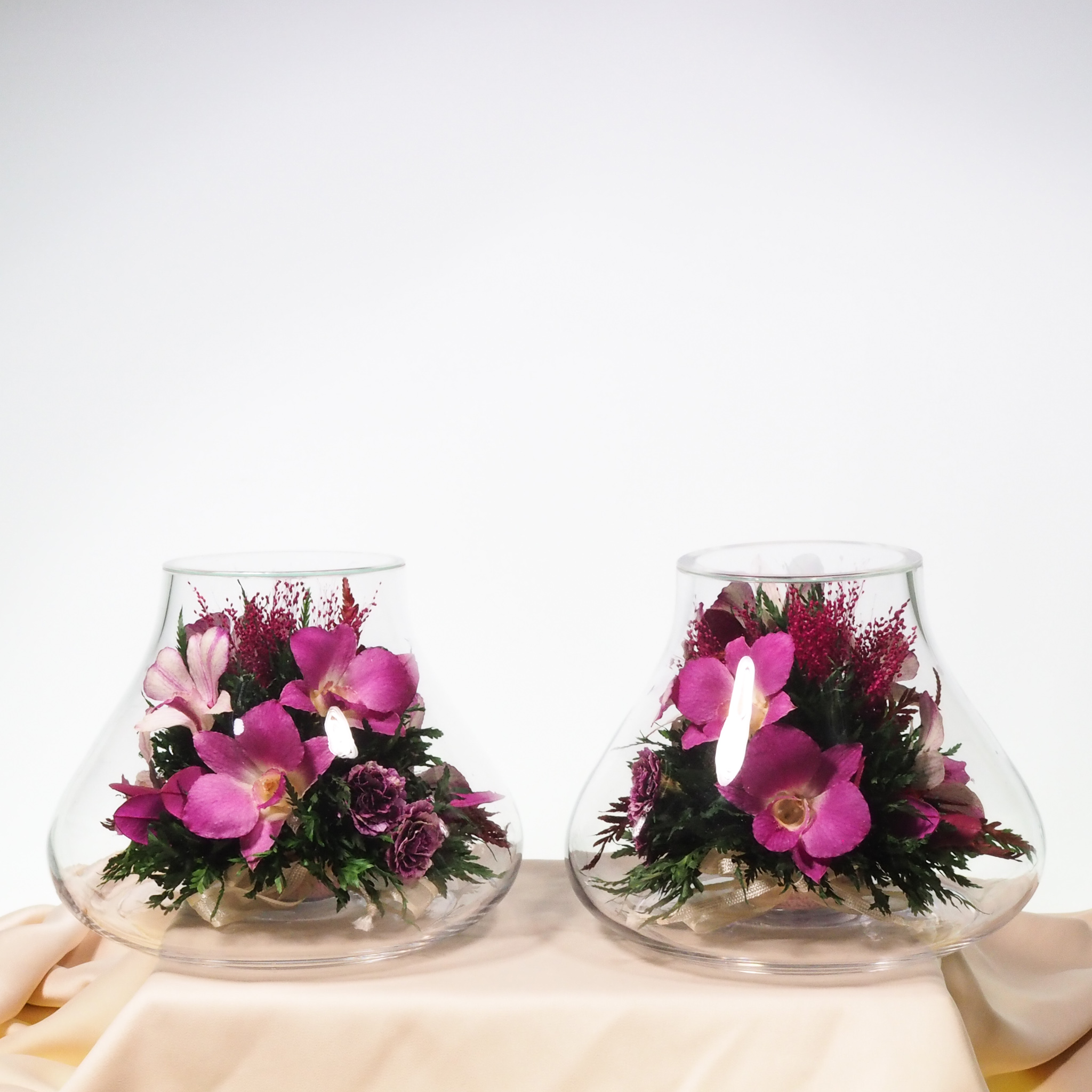 ชุดดอกไม้บูชาพระในโหลแก้วโดย Fi’ora Thailand (2 ชิ้นต่อชุด) (เท้าช้าง, orcids, Worship Collection). ดอกไม้ธรรมชาติ 100% อยู่ได้ถึง 5 ปี.