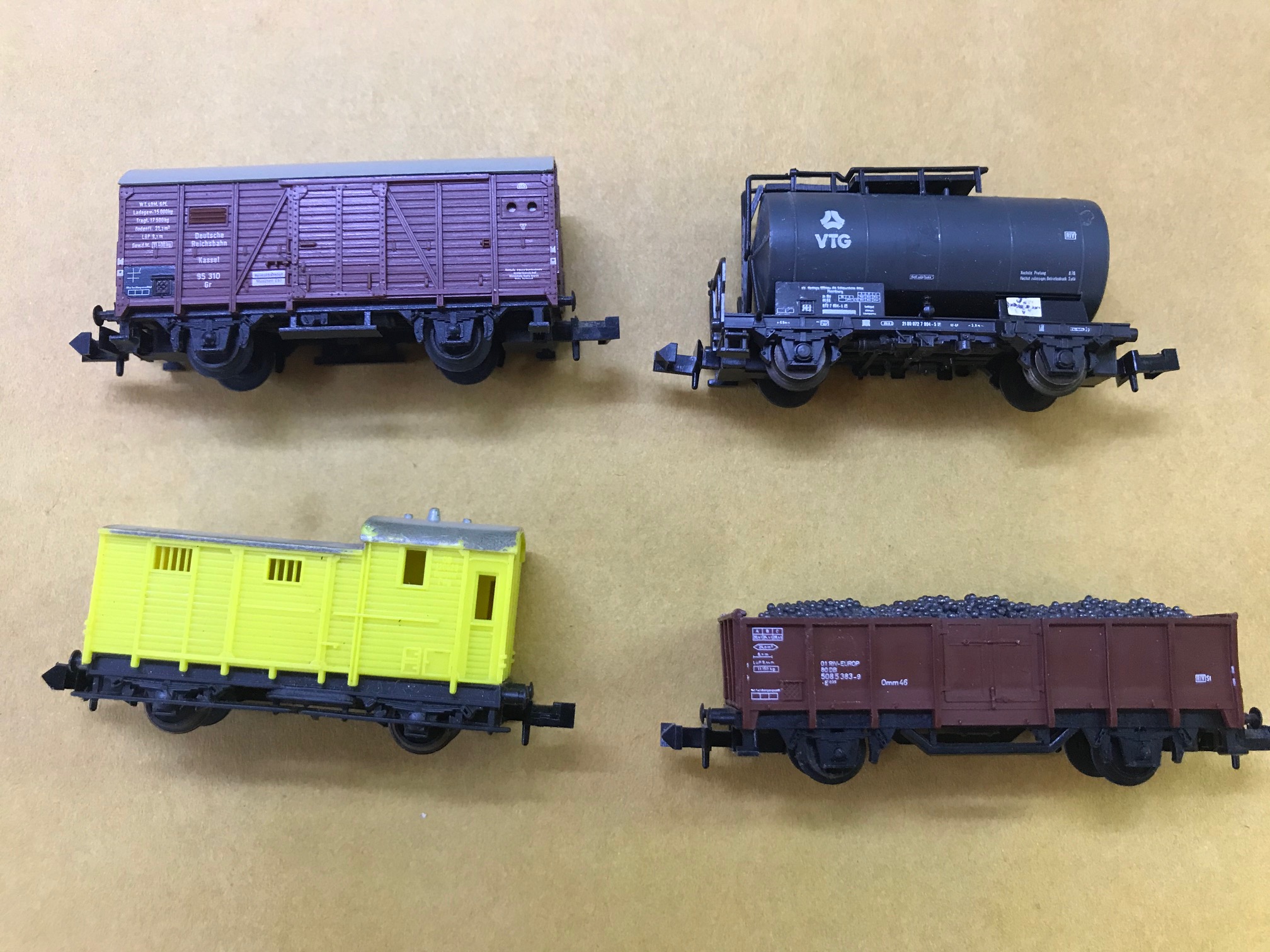 Preowned N Scale Minitrix 3 Wagons.and Caboose