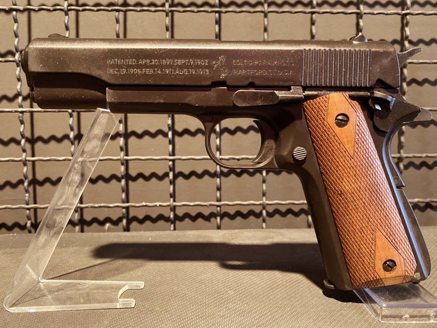 Blank Colt M1911  9 Mm Pak รุ่นดั้งเดิมต้นฉบับในตำนาน M1911 Full Marking ด้ามไม้แท้ เซฟหลังอ่อนใช้งานได้จริง สีดำด้าน สวย ดุ ดิบ Made In Turkey. 