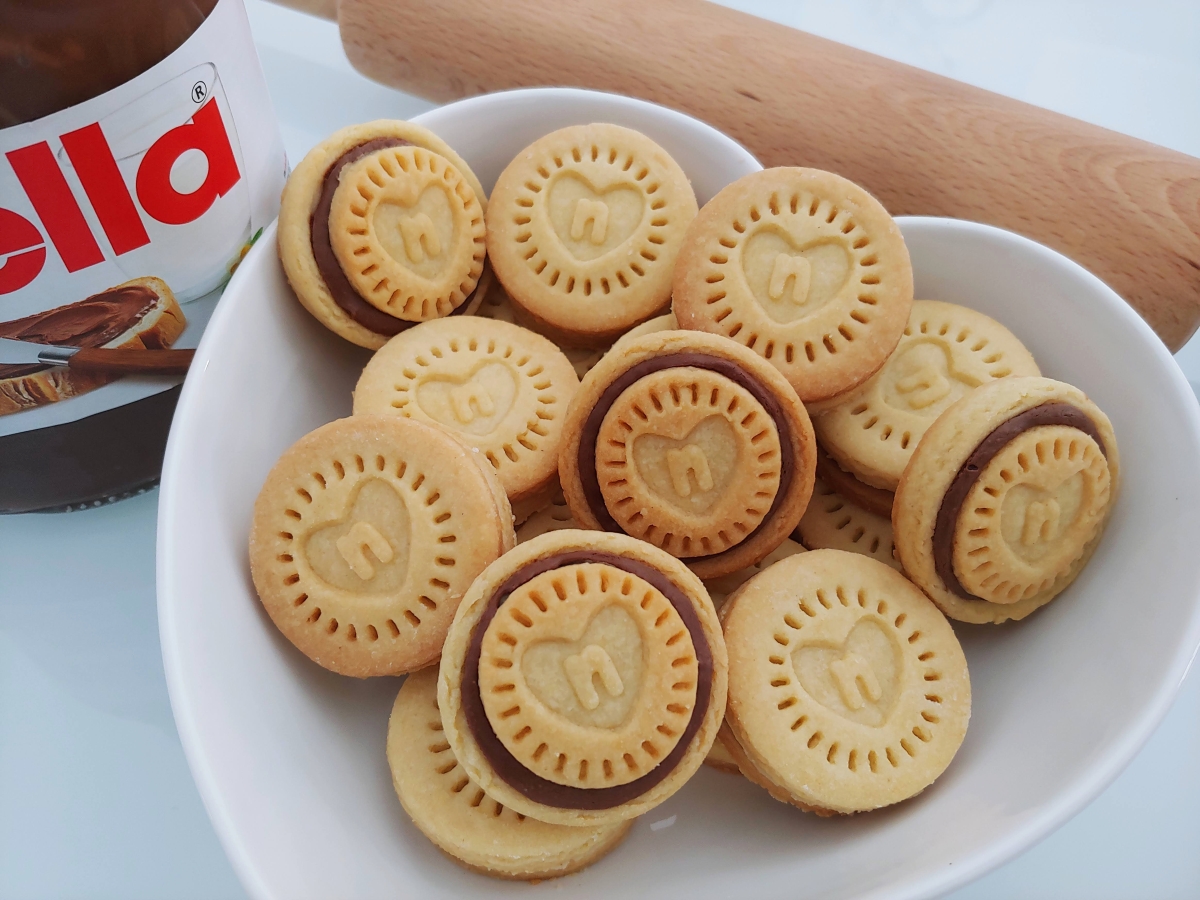 Nutella Ferrero Biscuit นูเทลล่า บิสกิต สอดไส้โกโก้ผสมเฮเซนัท 1932 กรัม Kanom Khun Pa Thaipick