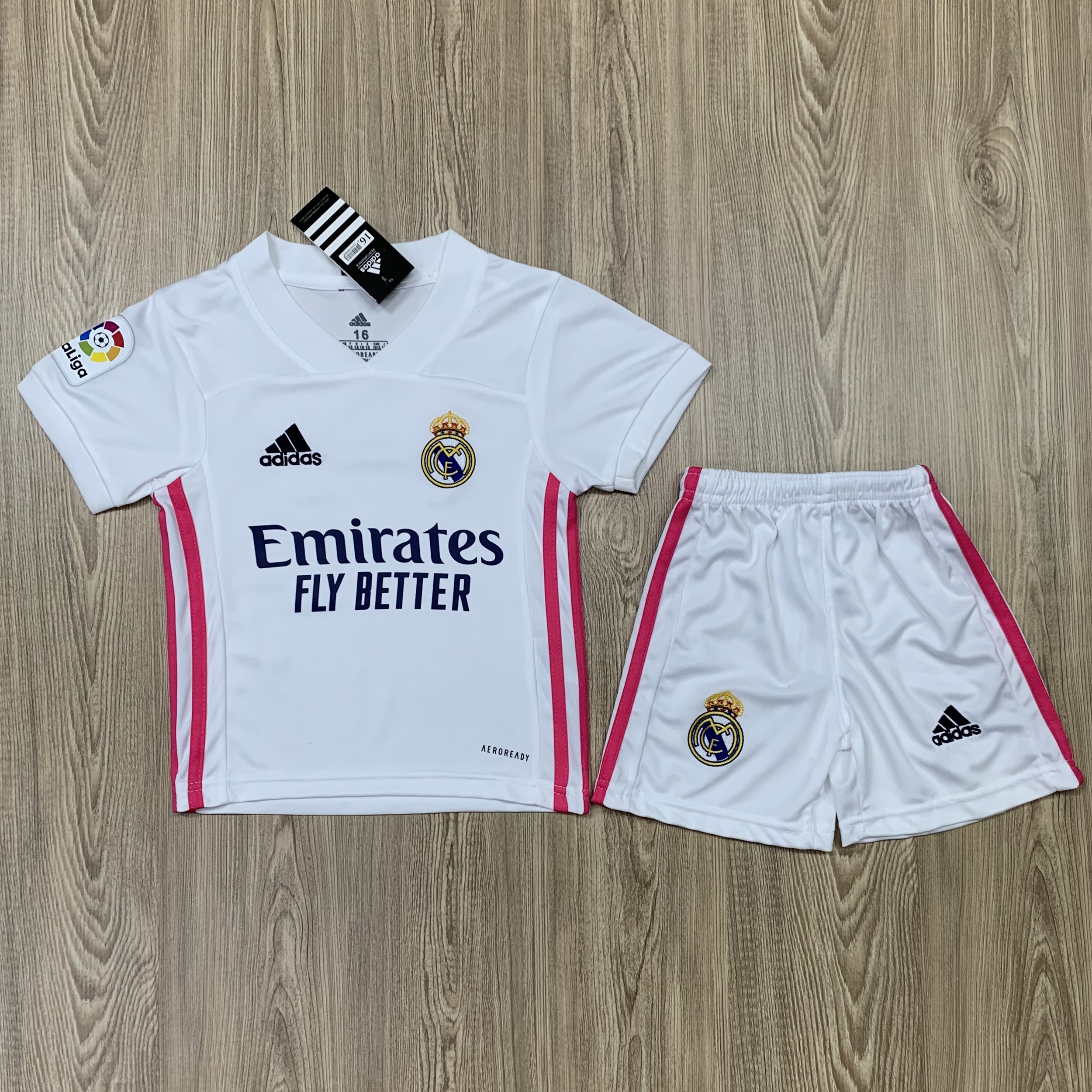 ชุดบอลเด็ก Real Madrid ชุดกีฬาเด็ก ทีมเรอัลมาดริด เสื้อบาซ่า  ซื้อครั้งเดียวได้ทั้งชุด (เสื้อ+กางเกง) ตัวเดียวในราคาส่ง