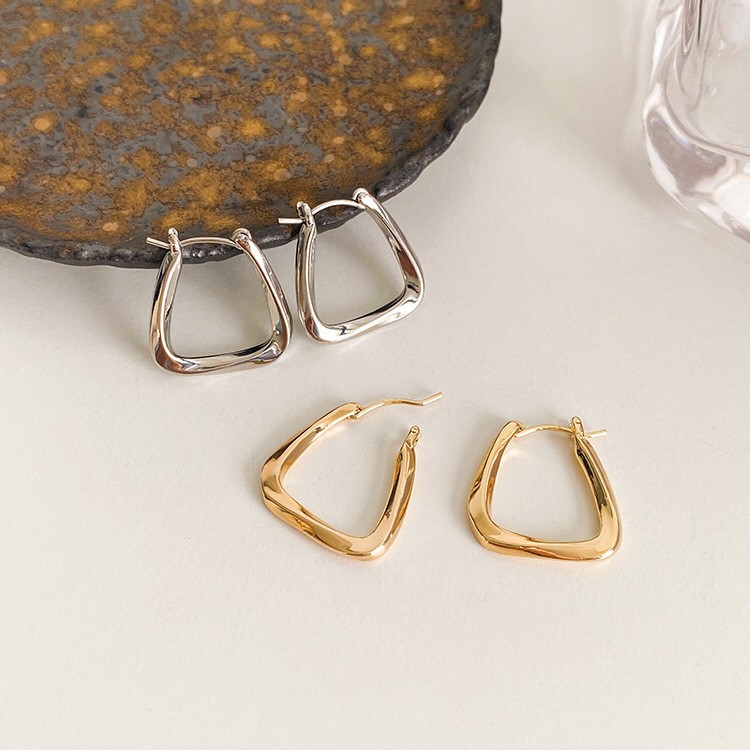 earika.earrings - trapezoid hoop ต่างหูห่วงเงินแท้สี่เหลี่ยมคางหมู (มีให้เลือกสองสี) เหมาะสำหรับคนแพ้ง่าย
