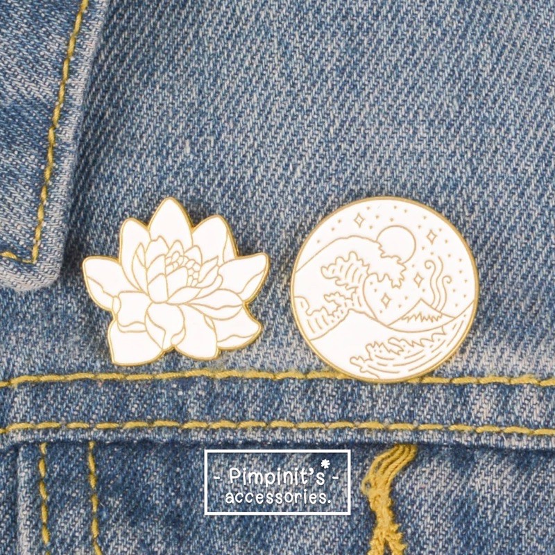 (YJ Store) พร้อมส่ง :  เข็มกลัดเซ็ทดอกบัวและคลื่นทะเลสีขาว | White Lotus Flower & Circle Ocean Wave Enamel Brooch Pin Set.