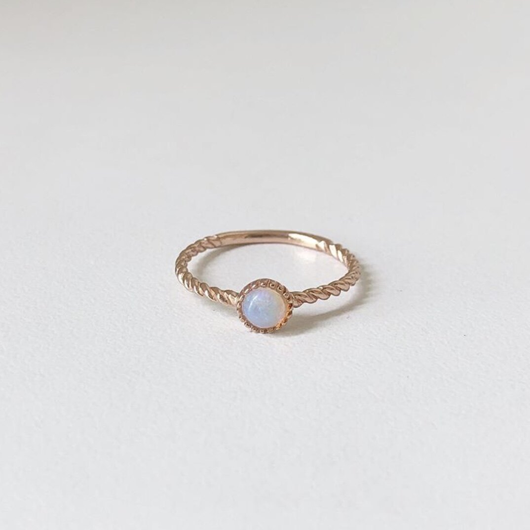Winterwinter Jewelry Silver925 : เครื่องประดับเงินแท้ เงินแท้925 แหวนเงินแท้ แหวนโอปอล์ทรงกลม ตัวเรือนเกลียว ( opal stone )  color Pink Goldขนาดแหวน 8