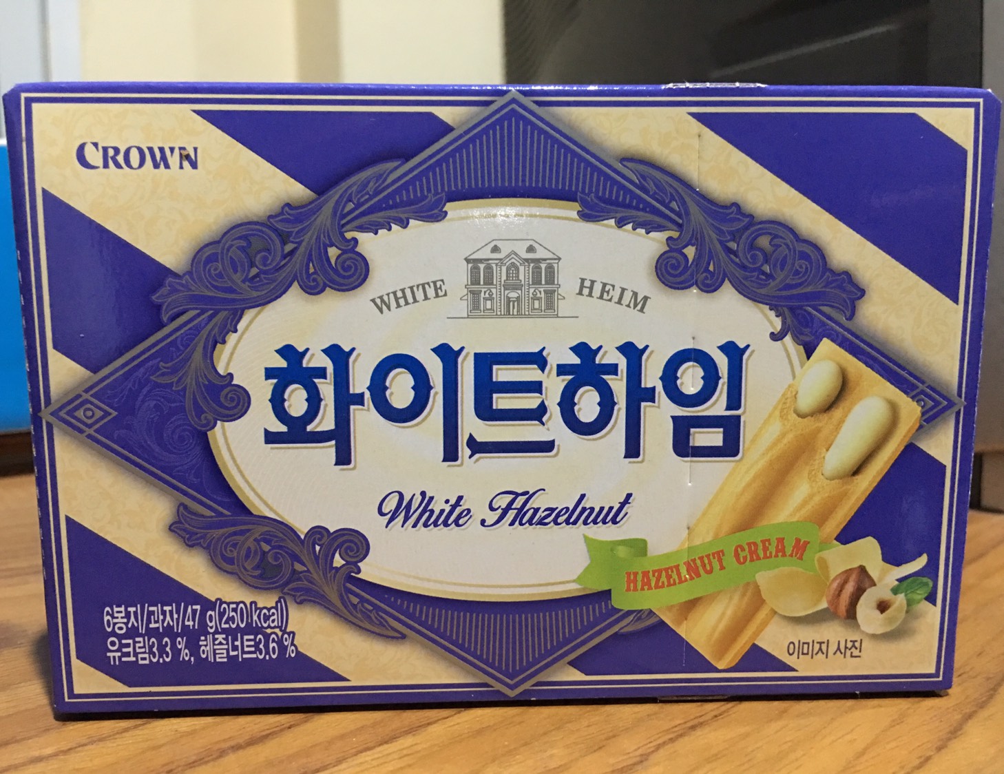 ขนมเกาหลี เวเฟอร์เกาหลี Crown สอดไส้ รสไวท์ช็อกโกแลต ฮาเซลนัท ม่วง ( White Hazelnut Wafer with Hazelnut cream) / ช็อคโกแลต (น้ำตาล) Choco- Hazelnut  1 กล่อง 47 กรัม 250 Kcal