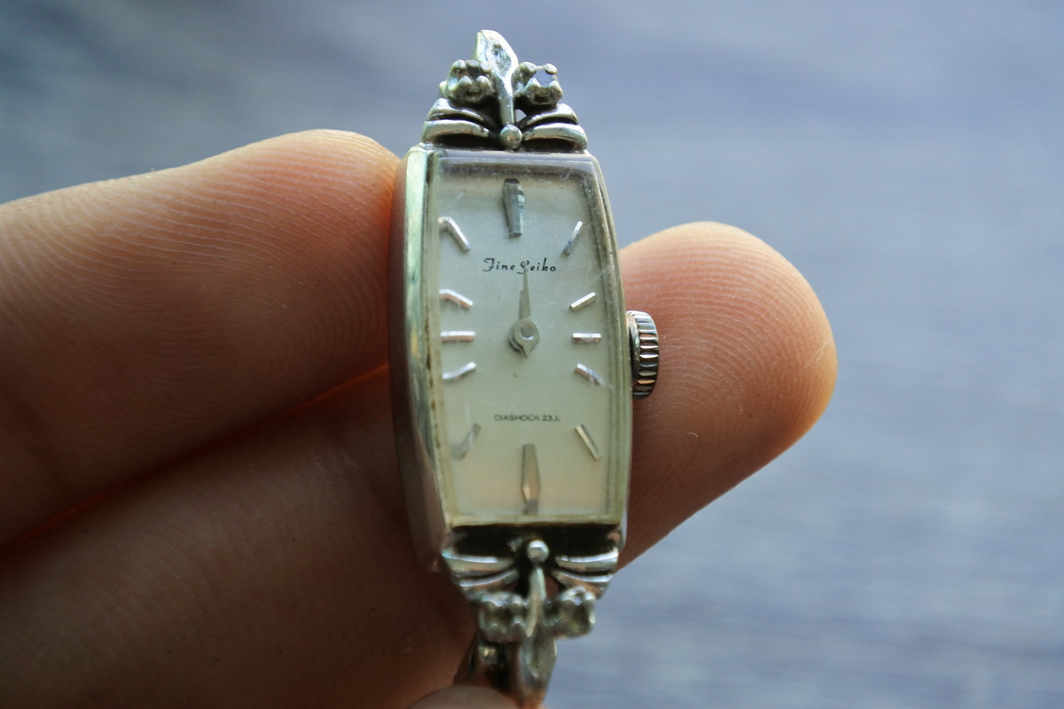 นาฬิกา Vintage มือสองญี่ปุ่น Fine Seiko ระบบ ไขลาน Diashock 23j White Dial  ชุบทองคำขาว 18mm 