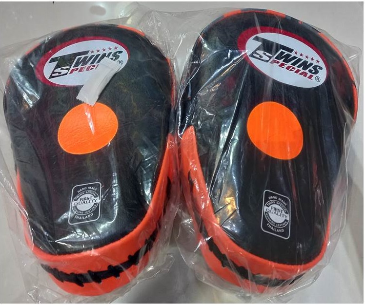 Twins Special Focus mitts  punching PML-10 Black - orange for Training Muay Thai MMA K1 เป้ามือทวินส์ สเปเชี่ยล แบบทรงโค้ง สีดำ-ส้ม หนังแท้ สำหรับเทรนเนอร์ ในการฝึกซ้อมนักมวย