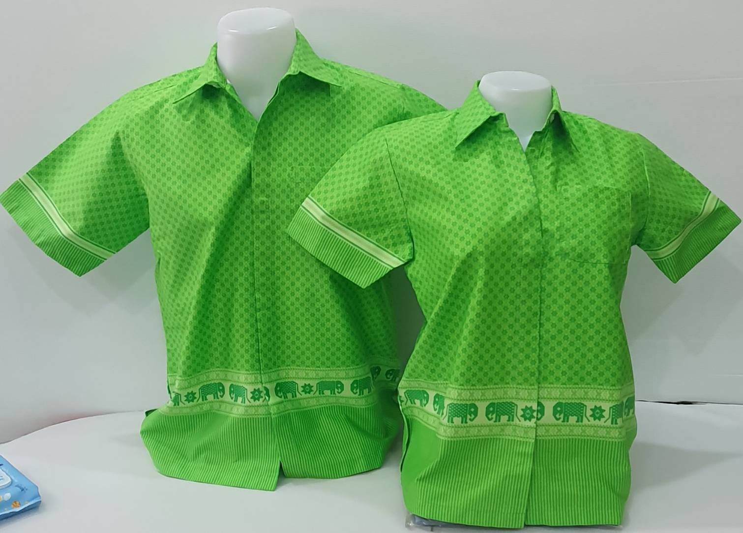 เสื้อเชิ๊ตอัดกาว - สีเขียว ลายไทยเชิงช้างสุโขทัย ผู้ชาย/ผู้หญิง