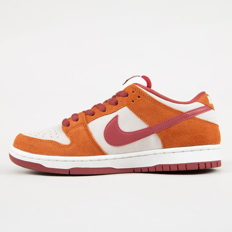 NIKE SB DUNK LOW PRO อิฐผ้าลูกฟูกสีแดงหมีสีน้ำตาลผู้ชายสบายๆนักเรียนหญิงรองเท้าสเก็ต6817-202