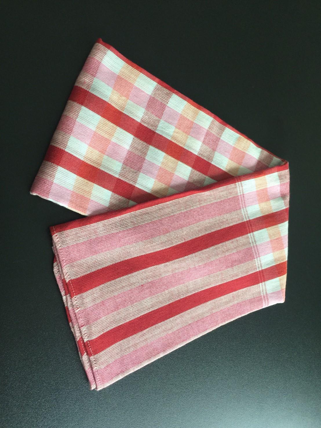 ผ้าขาวม้าแบบผ้าพันคอหรือผ้าคลุมไหล่ เนื้อผ้านุ่ม ทันสมัย สีขาวแดงชมพู ลายสก๊อต (A loincloth modernize pattern and soft touch line read pink white)