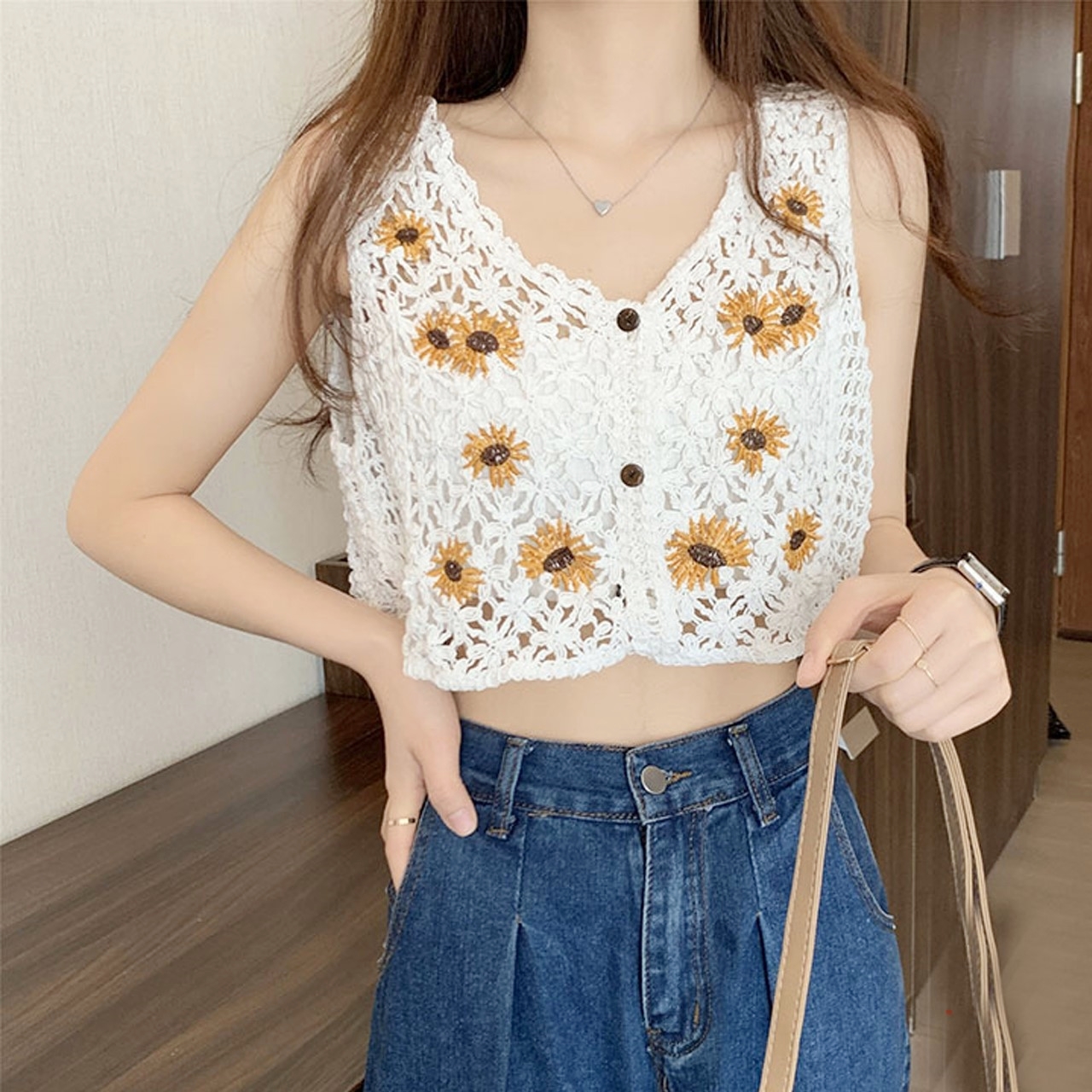 🚨FC พร้อมส่ง🚨เสื้อไหมพรมถักทรงกั๊ก คอวีแขนกุด ปักลายดอกทานตะวัน กระดุม ...