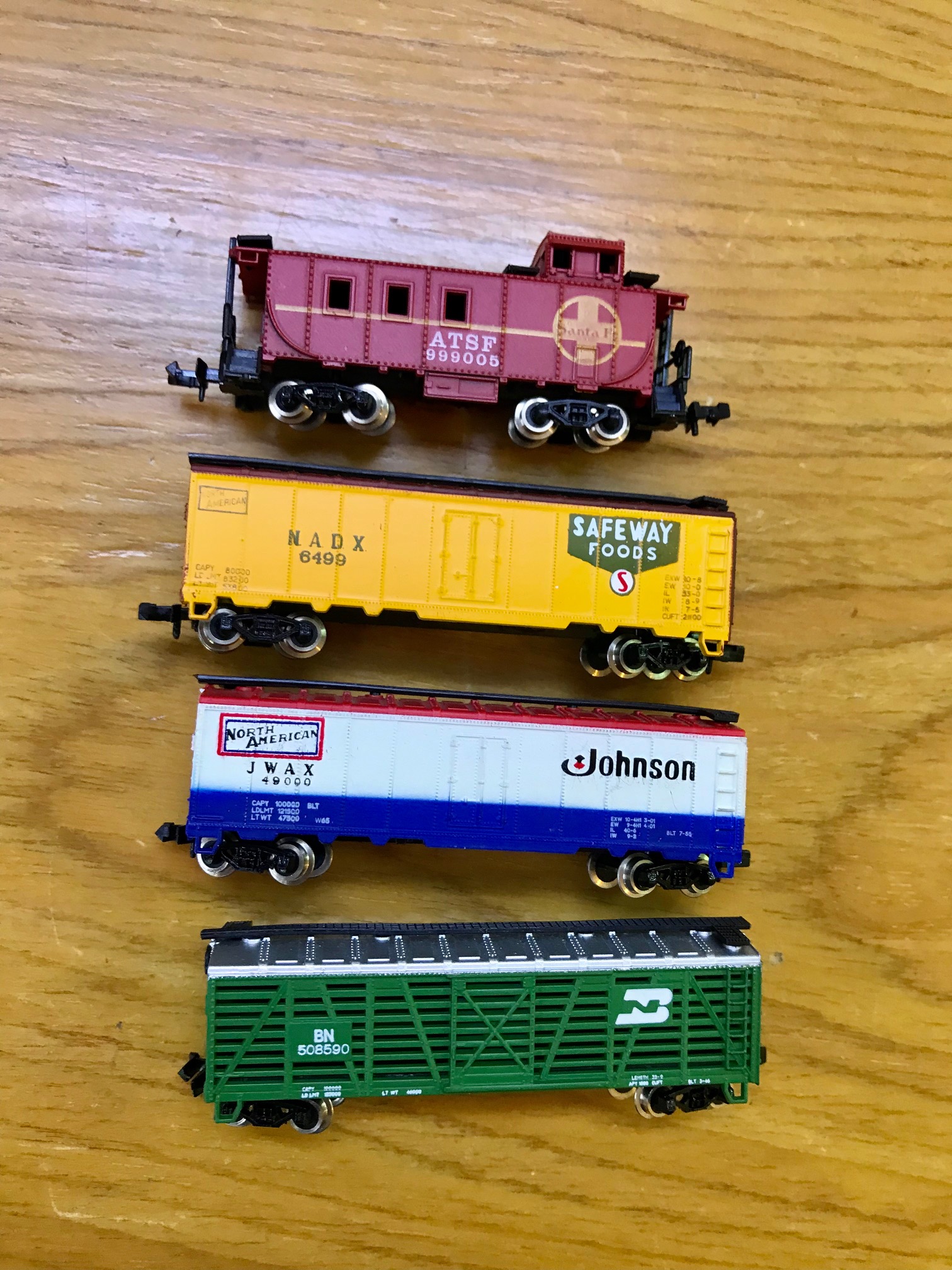 Brand new Bachmann N Scale 3 Wagons 1 Caboose    Bachmann N Scale 3 Wagons 1 Caboose ใหม่ล่าสุด