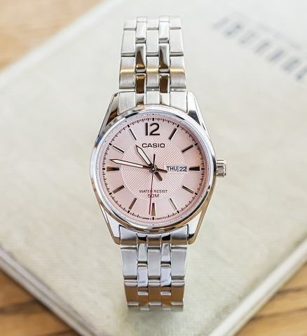 นาฬิกา Casio รุ่น LTP-1335D-5AVDF นาฬิกาข้อมือผู้หญิง สายแสตนเลสสีเงิน หน้าปัดสีชมพูสุดหวาน - มั่นใจ ของแท้ 100% รับประกันสินค้า 1 ปีเต็ม (มีเก็บเงินปลายทาง)