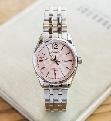 นาฬิกา Casio รุ่น LTP-1335D-5AVDF นาฬิกาข้อมือผู้หญิง สายแสตนเลสสีเงิน หน้าปัดสีชมพูสุดหวาน - มั่นใจ ของแท้ 100% รับประกันสินค้า 1 ปีเต็ม (มีเก็บเงินปลายทาง) นาฬิกา Casio รุ่น LTP-1335D-5AVDF นาฬิกาข้อมือผู้หญิง สายแสตนเลสสีเงิน หน้าปัดสีชมพูสุดหวาน - มั่นใจ ของแท้ 100% รับประกันสินค้า 1 ปีเต็ม (มีเก็บเงินปลายทาง)