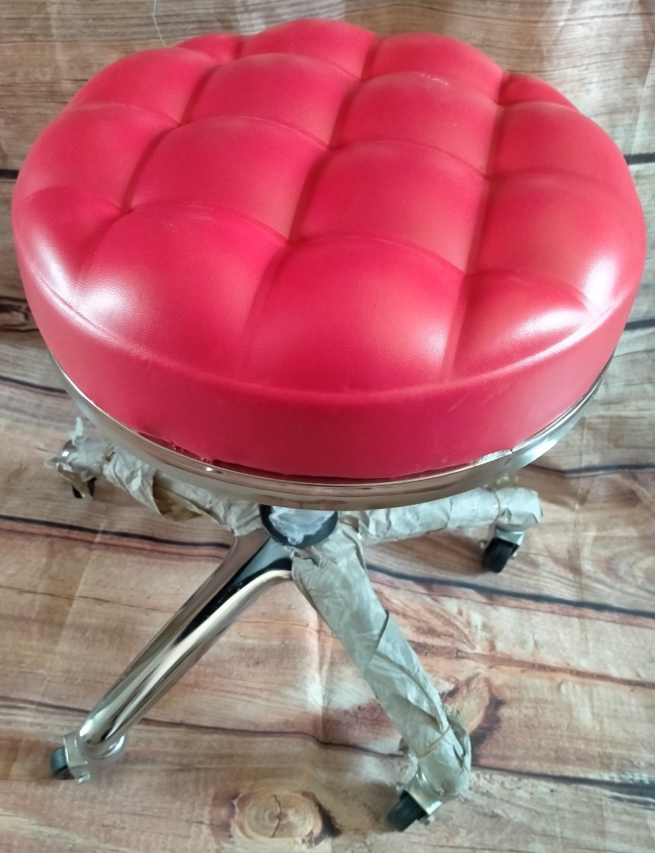 เก้าอี้บาร์ เก้าอี้มีล้อหมุน สีแดง เก้าอี้ปรับระดับสูงต่ำได้ ทรงเบาะบุ๋ม นั่งสบาย