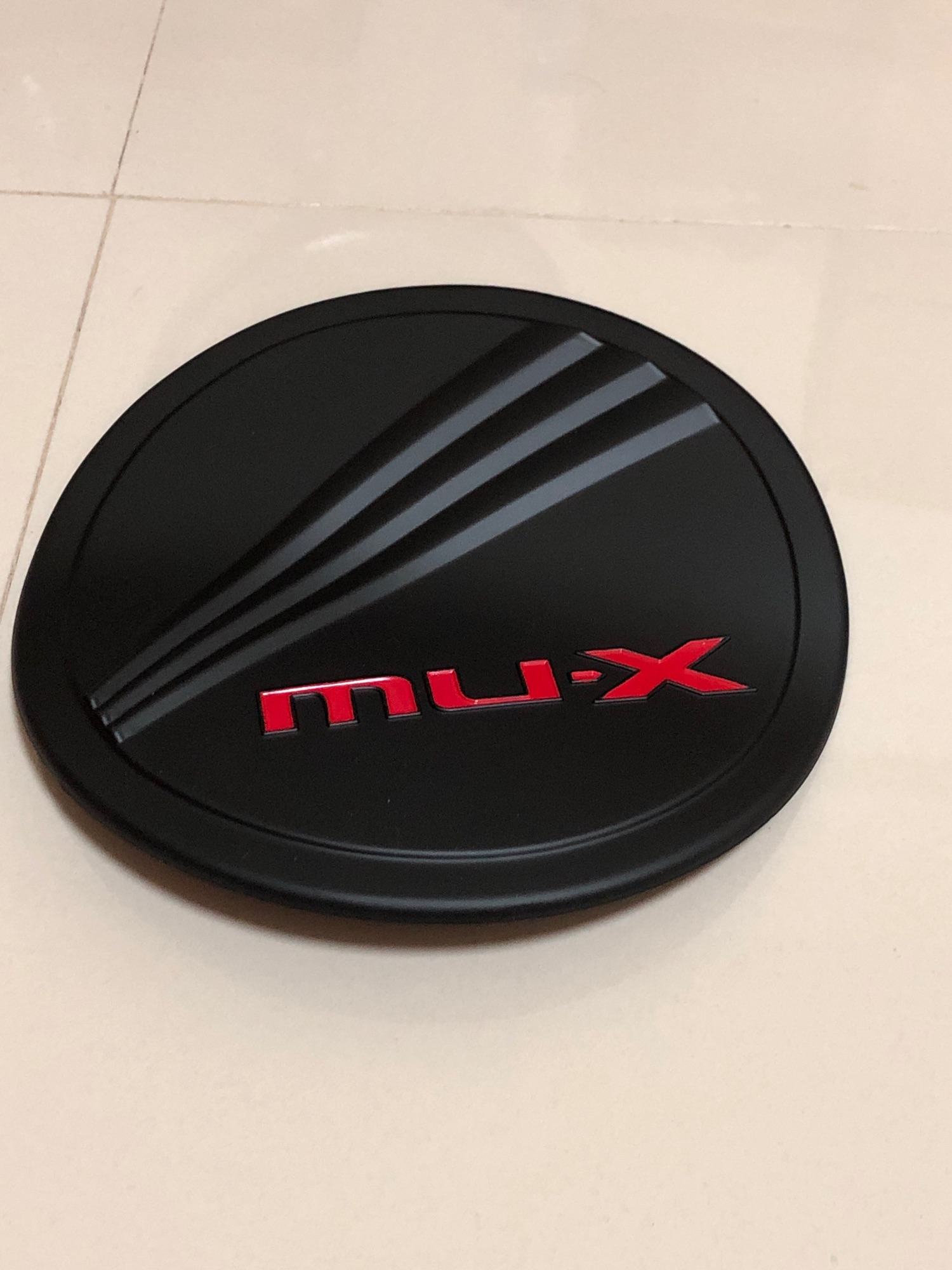 ฝาถัง น้ำมัน MU-X  สี ดำด้าน โลโก้ สีแดง ใส่กับ ปี 2013/2020