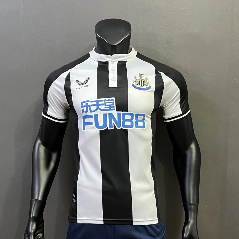 ภาพหน้าปกสินค้าเสื้อฟุตบอล Player ทีม Newcastle เสื้อบอล เนื้อผ้าโพลีเอสเตอร์ กล้ารับประกันสินค้าทุกตัว (P164)