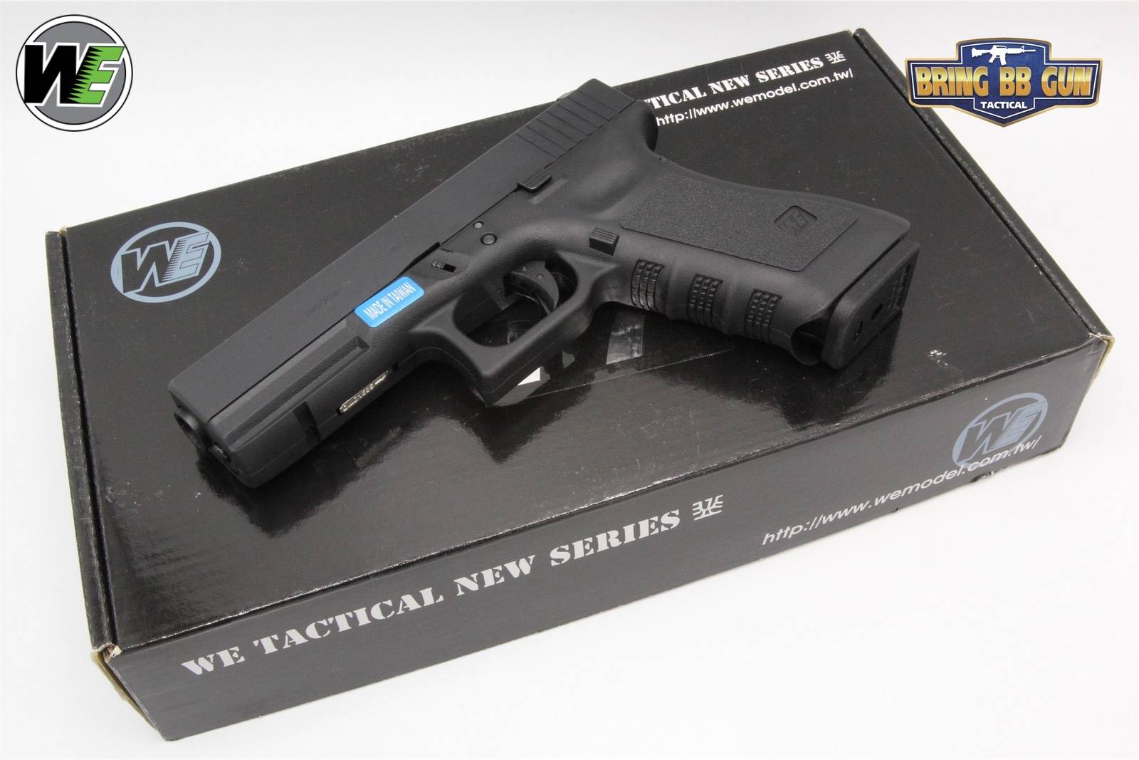 เซทบีบีกัน ยี่ห้อWe รุ่น Glock17 Gen3 พร้อมกระสุนและแก๊ส ปืนสั้นอัดแก๊สยี่ห้อ WE ผลิตจากประเทศไต้หวัน ตัวปืนแข็งแรงทนทาน ระบบโบลวแบ๊ค (ทำงานคล้ายปืนจริง) ลูกกระสุนหมดปืนจะค้างสไลต์ สามารถรองรับแก็สแรงได้ ความแรง 300+(ขึ้นอยู่กับความแรงของแก๊สที่ใช้)