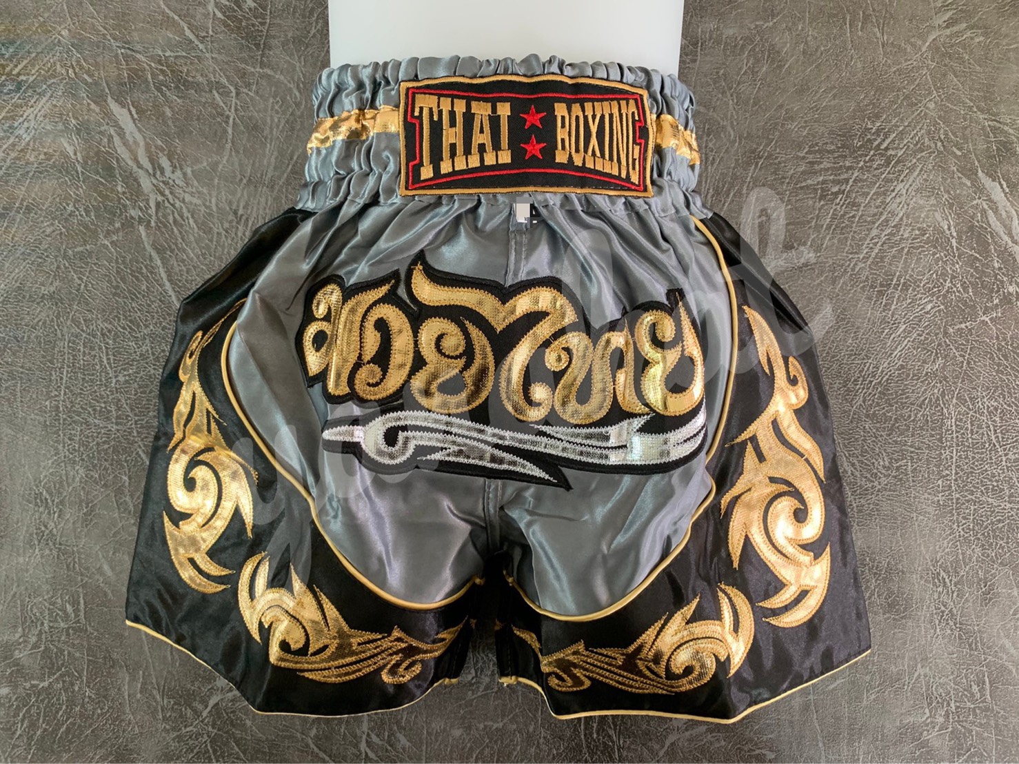 กางเกงมวย กางเกงมวยไทย ปักลายกนกทอง ไซส์ผู้ใหญ่ ผ้าซาติน Kick Boxing Shorts ไซส์ M-XXXL สีเทา