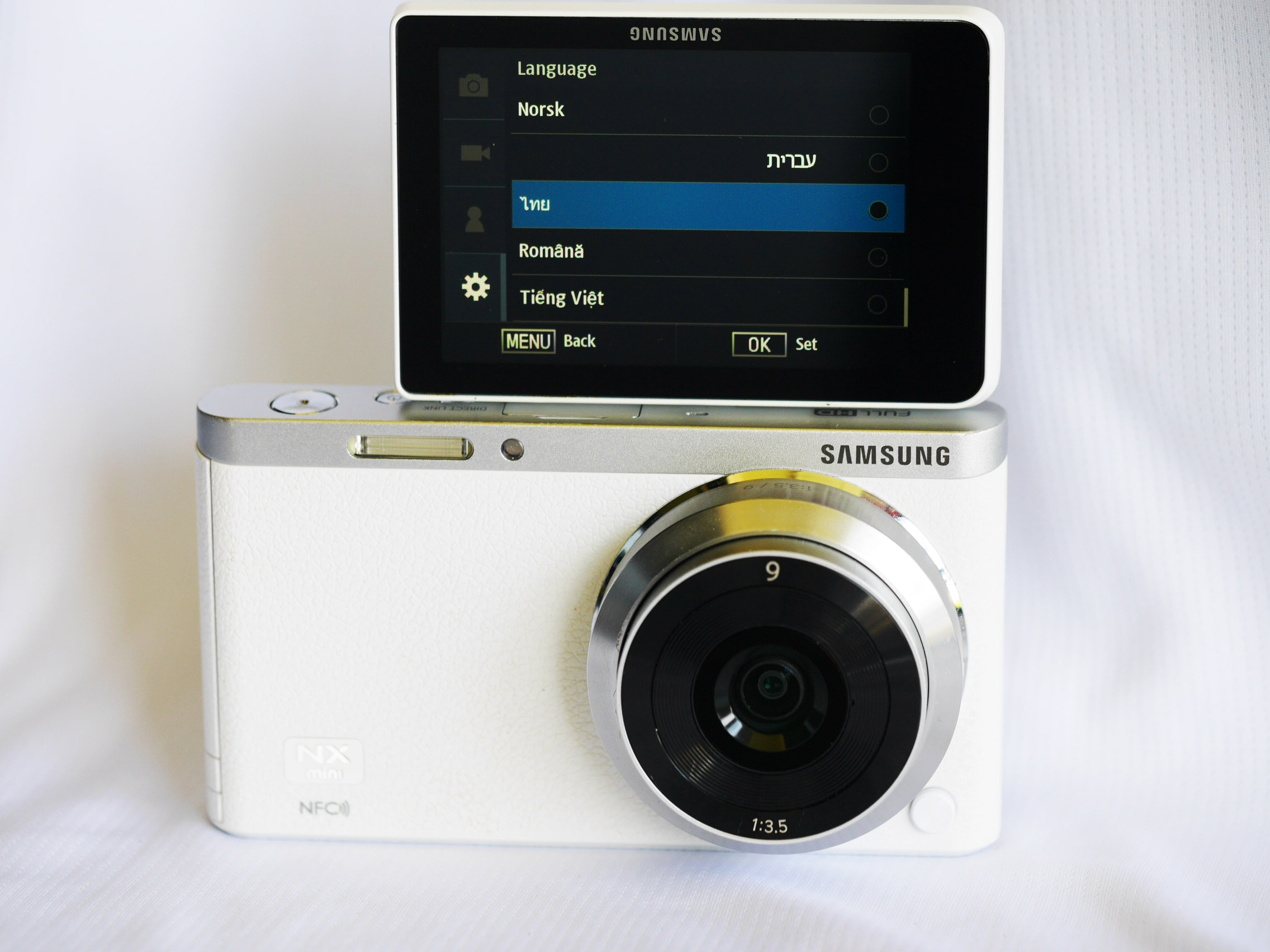Samsung Electronics NX Mini EV-NXF1ZZG1HTH Wireless Smart 20.5MP White Compact System Camera with 2.96-Inch LCD and 9mm f3.5 ED Lens