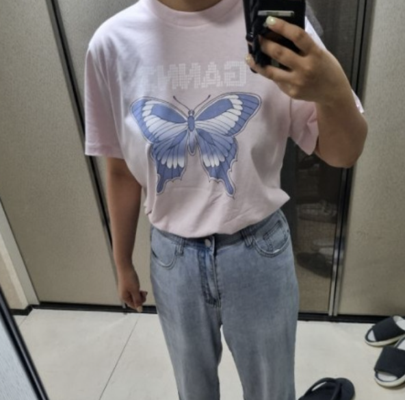 Ganni เสื้อยืดสีชมพู ลายผีเสื้อ รุ่น Women's Butterfly Print