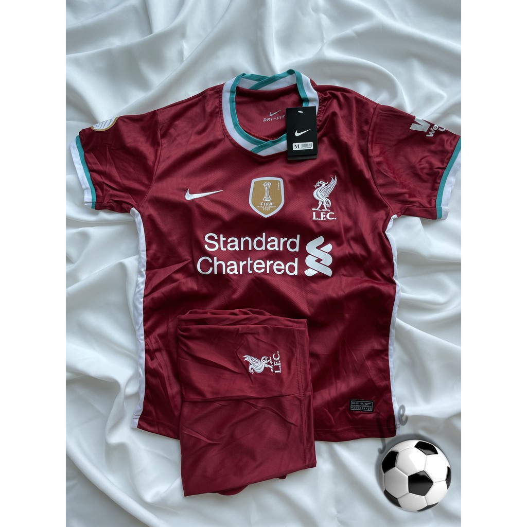 ชุดบอล Liverpool (Red) เสื้อบอลและกางเกงบอลผู้ชาย ปี 2020-2021 (สีออกเข้มกว่าปกติ)