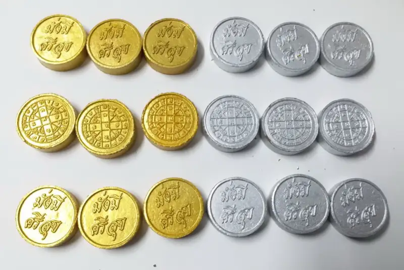 ภาพหน้าปกสินค้าเหรียญเงิน เหรียญทอง มวลสาร 9 อย่าง ลงเสาเอก เสาโท เหรียญเงิน 9 เหรียญ + เหรียญทอง 9 เหรียญ(แถมเหรียญเงินเหรียญทองอย่างละ 1 เหรียญ) จากร้าน amulet sale บน Lazada