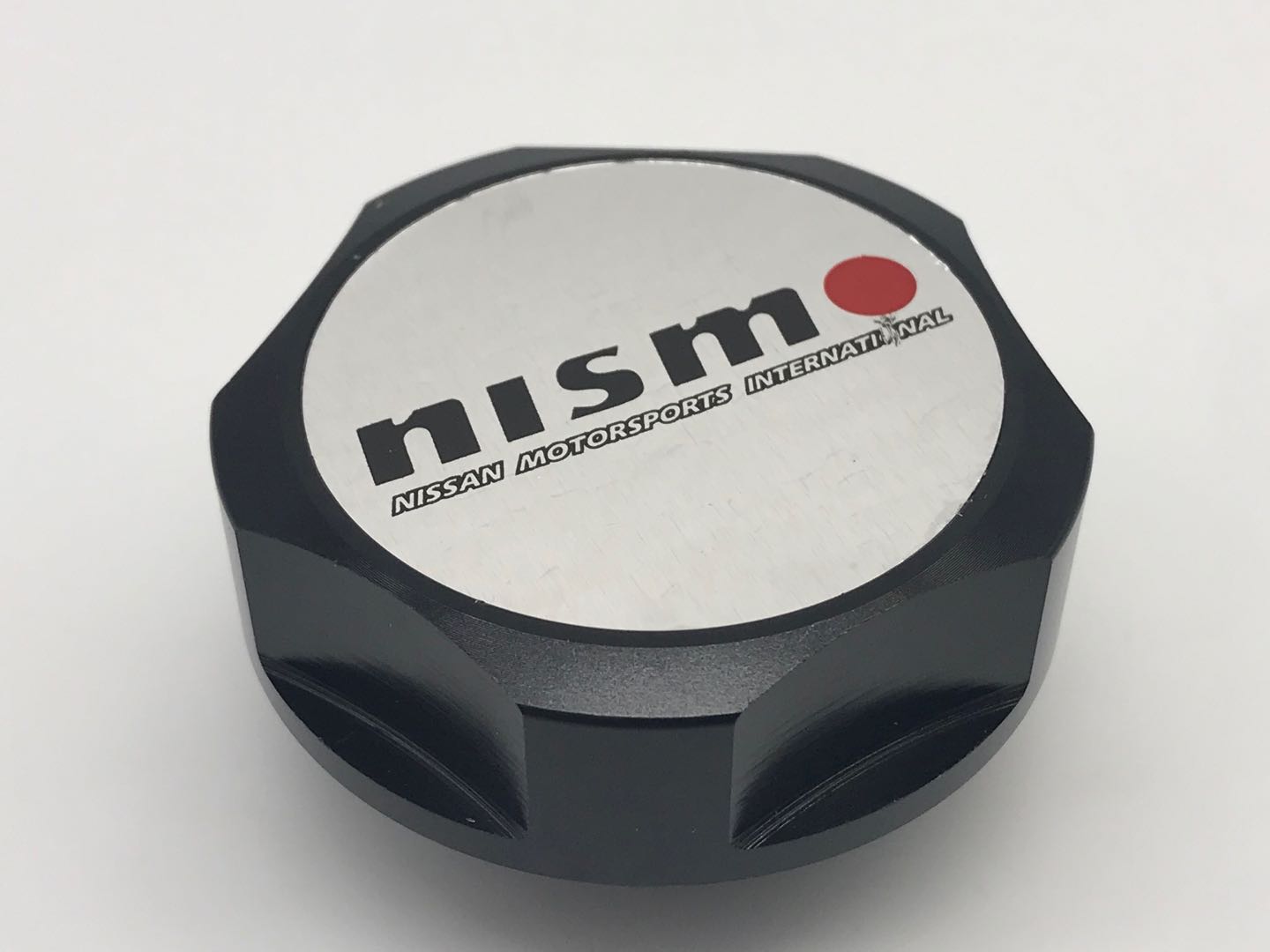 ฝาน้ำมันเครื่อง Nismo Nissan มีให้เลือกทั้งหมด 4 สีด้วยกัน  ฝาถังน้ำมันเครื่อง ฝาปิดน้ำมันเครื่อง