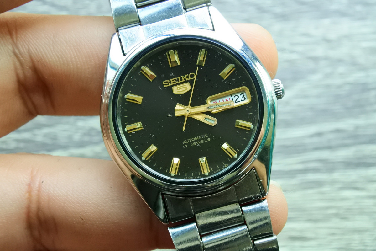นาฬิกา Vintage มือสองญี่ปุ่น SEIKO 5 17jewels ระบบ 6309-6240 Automatic Day  Date ผู้ชาย ทรงกลม กรอบเงิน หน้าดำ หน้าปัด 36mm สายสแตนเลสแท้ ใช้งานได้ปกติ  สภาพดี ของแท้ ไม่กันน้ำ - Proudprimawatch - ThaiPick