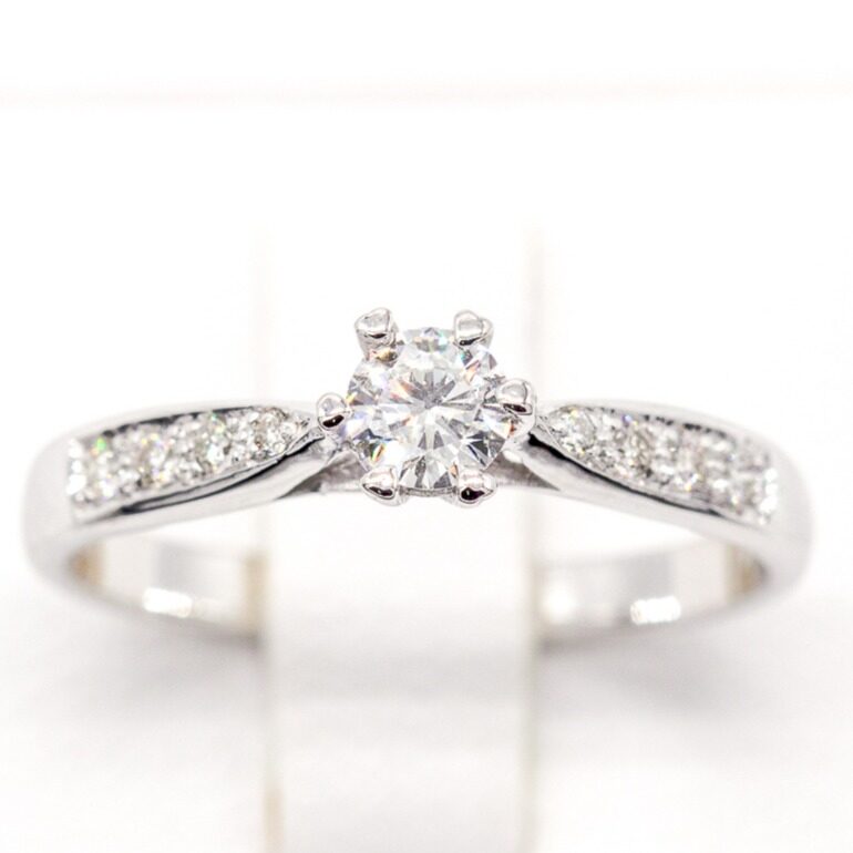 Happy Jewelry แหวนเพชรของแท้ วงนี้เป็นทองขาว ทองแท้ 9k 37.5% ขายได้ จำนำได้ แหวนแต่งงาน แหวนหมั้น โดดเด่น ใส่แล้วเพิ่มความมั่นใจได้ 