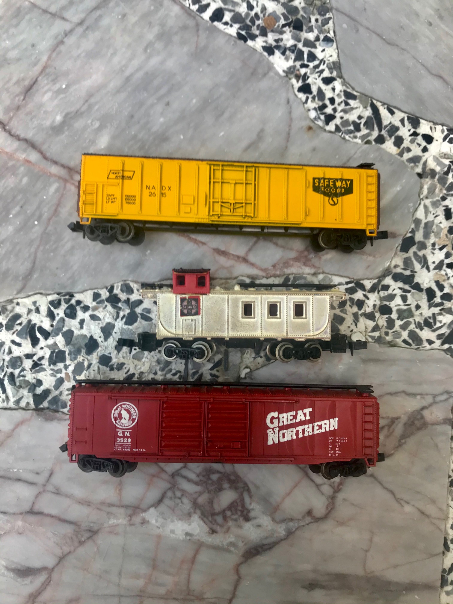 Bachmann USA N Scale set of 2 large Freight Wagons and a Caboose