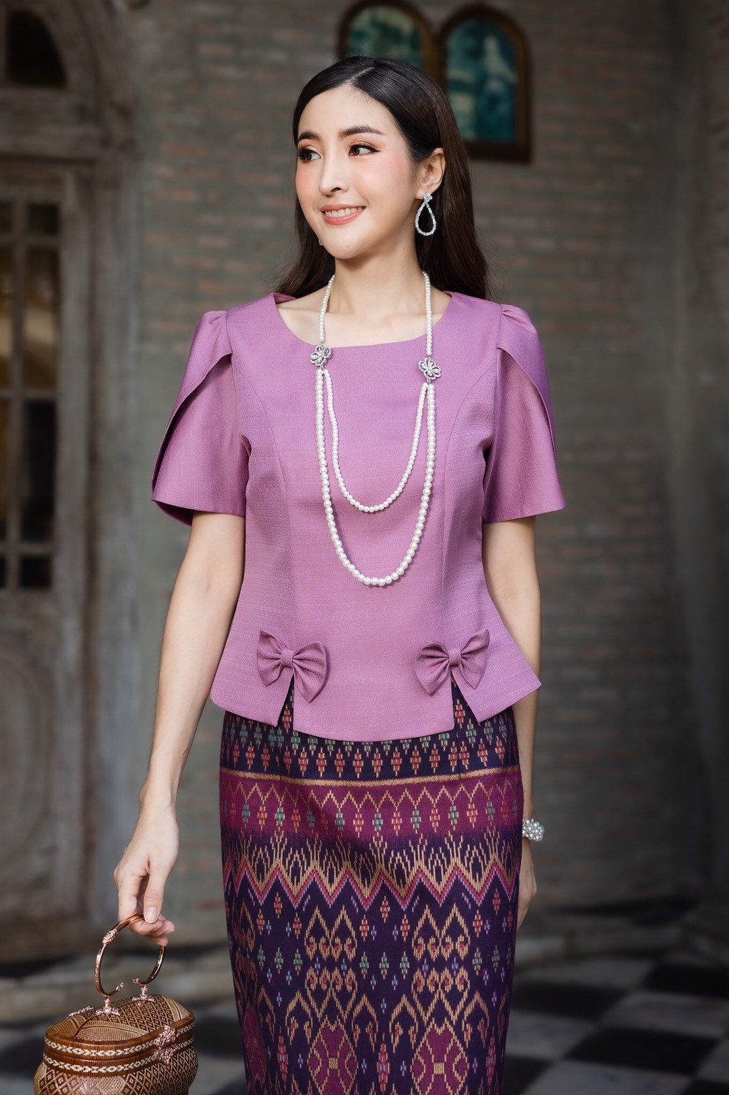 เสื้อผ้าไหมคอกลม ดีไซน์เก๋ๆ แขนกลีบบัวต้น งานสวยหรู ชุดไทย เสื้อผ้าไทย ...