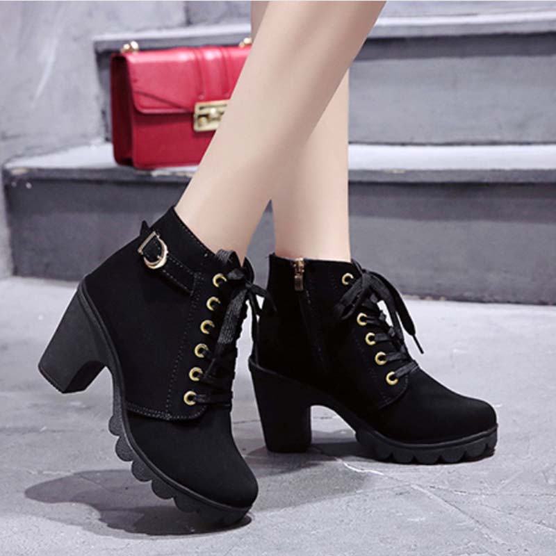 รองเท้าบูทหุ้มข้อวินเทจมาร์ตินขนาดบวกของผู้หญิงรองเท้าบูทส้นสูงหยาบกับหนังน้ำค้างแข็งหัวกลมลูกไม้สายเปลือยรองเท้า Fashion Shoes 8cm Height, Women's High-heeled Shoes, Short Leather Boots LTH222