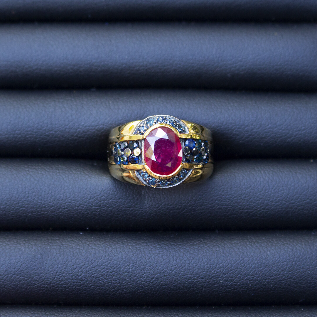 แหวนพลอยทับทิม(Natural Ruby) สีชมพูแดงสวยมาก ล้อมด้วยพลอยไพลินเรือนเงินแท้ 92.5%  ไซส์นิ้ว 57 หรือเบอร์ 8 US มีใบรับประกันสินค้าจากทางร้าน
