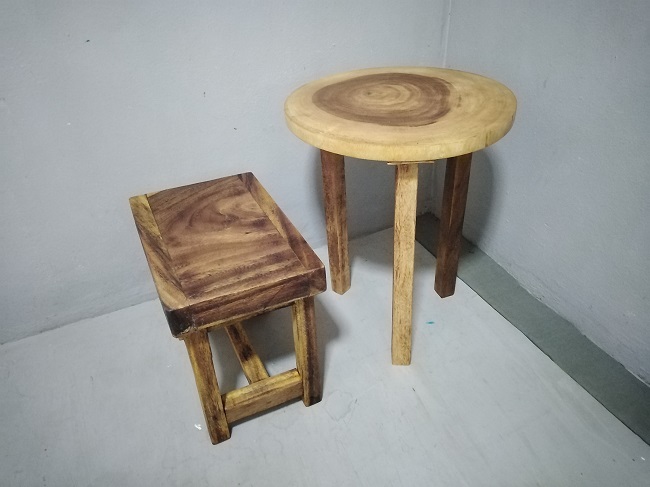 โต๊ะไม้และเก้าอี้ ชุดเฟอร์นิเจอร์