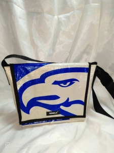 ภาพหน้าปกสินค้าTonkla กระเป๋า กระเป๋าสะพายข้างถุงปูน กระเป๋าผ้าใบ รีไซเคิล กระเป๋ารักษ์โลก 1ใบ สีนำ้เงิน-ขาว ที่เกี่ยวข้อง