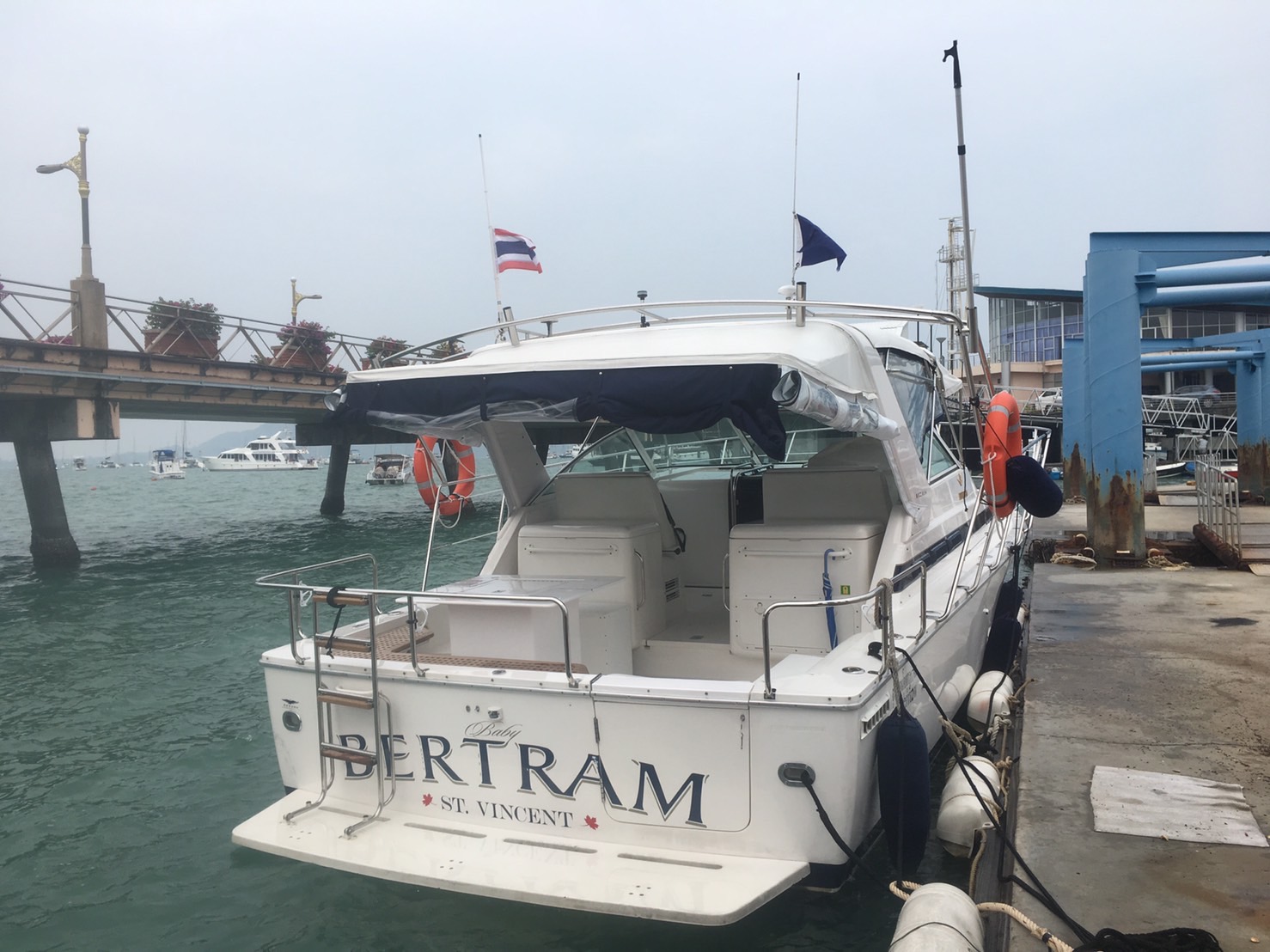 ใฺห้เช่าเรือ Bertram Motor Yacht Private Tour Phuket ล่องเรือมอตอร์ยอร์ทเที่ยวเกาะภูเก็ต  เช่น เกาะเฮ เกาะราชา เกาะไม้ท่อน กับ บริษัท ภูเก็ต ออนเซล จำกัด มา1คน หรือมาเป็นแก๊ง ก็สามารถเที่ยวบนเรือได้ในราคา เบาๆ