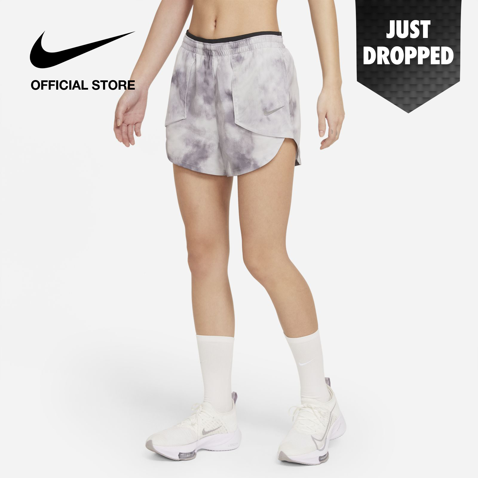 Nike Women's Tempo Luxe Icon Clash Running Short - Light Smoke Grey ไนกี้ กางเกงขาสั้นวิ่งผู้หญิง เทมโป้ ลุกซ์ ไอค่อน แคลช - สีเทา