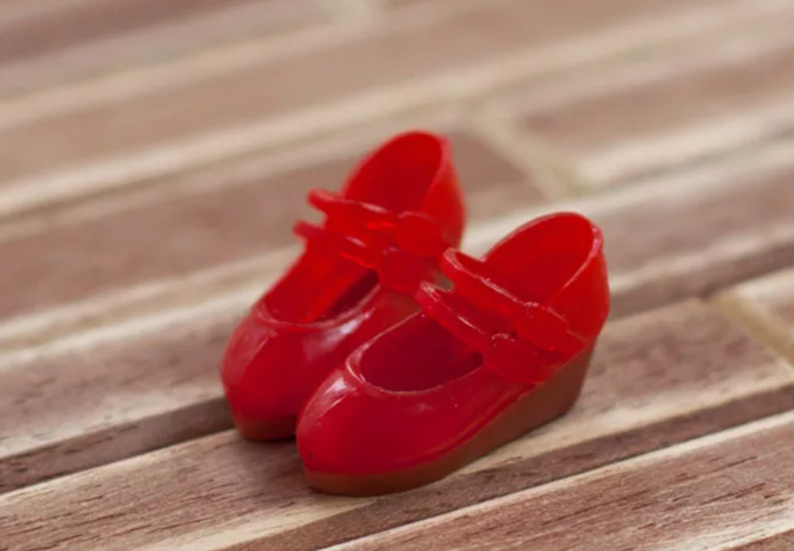 รองเท้าบลายธ์ รองเท้าตุ๊กตา  คัดชู สายคาด2เส้น บลายธ์ ลิกกะ บาร์บี้ใส่ได้ สี สีแดง สี สีแดง